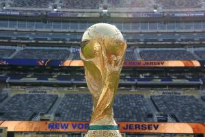 明晨三点决战!FIFA官方晒照:大力神杯已抵达大都会人寿体育场!
