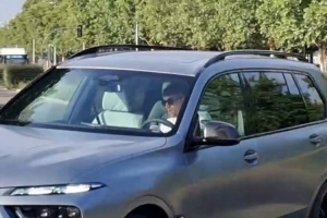 记者:巴尔韦德已经回到皇马基地,准备参加季前训练
