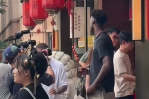 继续中国行之旅!迪班萨来到北京品尝糖葫芦 游览故宫兴致高