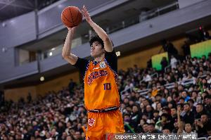 偰李永炜:教练组&球队老队员一直在鼓励自己 贺希宁让我要放开打