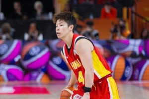 不在状态!李缘半场3投0中一分未得&拿2板有1失误 三分2中0