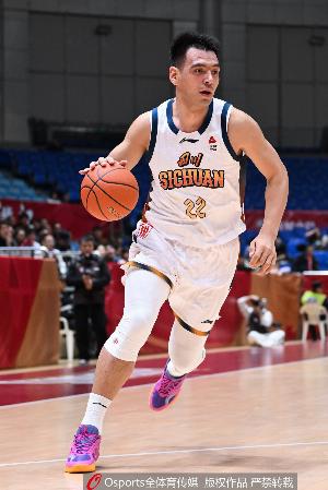 杨文学:新赛季定位要做好防守&抢好篮板 感谢支持我的每个球迷