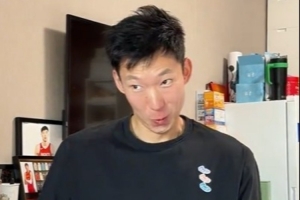 快乐自黑!周琦演绎本人名场面表情包:我要打十个 表情包也算