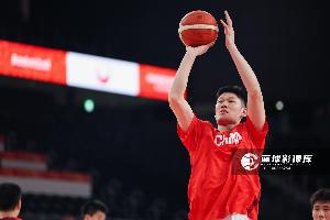 解说:我看胡金秋在场上 再算他每年比赛集训时间 只有心疼和敬佩