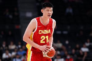 内线你最稳!胡金秋半场4中3 得到7分2篮板1助攻