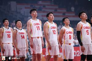 优势明显!中国男篮半场篮板数25-10领先对手 前场篮板11-1