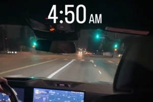 结束度假!詹姆斯晒自己洛杉矶时间凌晨4点50分乘车出门前去训练