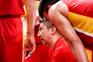记者:未来一段时间中国男篮的球迷要学着接受失败 接受更多失利