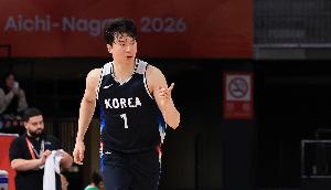 杀红了眼!李贤重5记三分球砍下27分18板 下半场狂轰22分11板