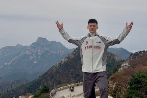 王岚嵚社媒晒山东全队登泰山合影:五岳独尊⛰️