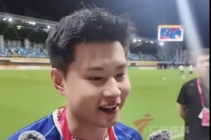 赵心童现身粤超深圳主场为深圳vs广州开球,并为深圳队加油打气