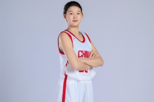不要被影响心态!孙晗昀半场8中3&罚球4中2拿到8分7板1帽