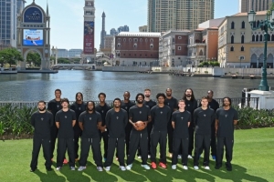 全员就绪!NBA官推晒火箭澳门合照:伊森手持篮球站C位相当抢镜