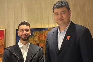 两代火箭中锋同框!姚明和申京见面互动 并教后者中文“谢谢你”