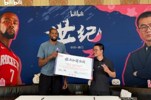 世纪大和解!杜兰特晒与徐静雨合照:你是真爷们