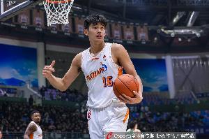 攻守兼备!状元杨曦皓半场4中4拿11分4板1帽 三分1中1