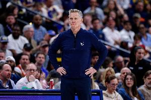 科尔:如今NBA很难靠单一技能生存 球员至少得会运传投&阅读比赛