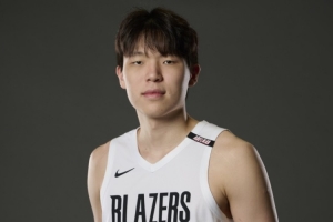 媒体人:有效的挡拆下顺和外弹 瀚森能跟核心后卫配合上 舒服多了