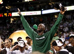 考辛斯:我NBA第一场比赛跳球前就被加内特给了一肘子