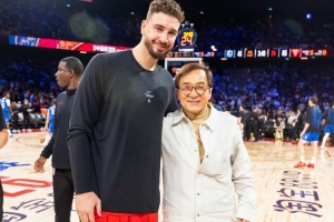 与姚明&成龙合影!申京社媒晒中国赛期间动态:你好 中国