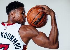 文·贝克:我和字母哥关系很亲近&他像我的孩子 我主持了他的婚礼