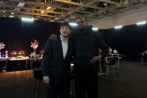 丁彦雨航晒与杜兰特合照+签名球衣:继科比之后最爱的球员 圆满了