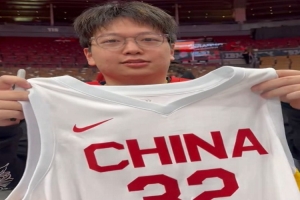 有心了!中国球迷观战猛龙季前赛 展示李凯尔职业生涯全部球衣