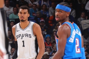 解说:SGA在与文班的直接对话中占据上风 马刺的阵容有些失衡