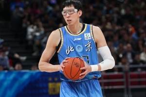 下班这么早出乎意料!周琦仅出战8分35秒 拿到6分2板1断1帽