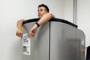 媒体人:上午训练结束后 赵继伟进行了液氮冷疗恢复