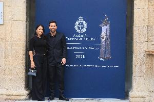 每体:梅西领完奖后飞回美国参加周六联赛,是否去金球颁奖不确定