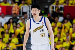 稳定输出但篮板不好!胡金秋15中8拿下19分3篮板