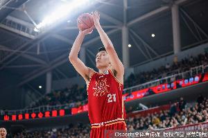 高度优势明显!刘传兴半场6中3拿到8分5板1断 3前场板