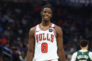 再往上窜窜!4号秀威尔逊前3场已得54分公牛队史第7 乔丹74分领跑