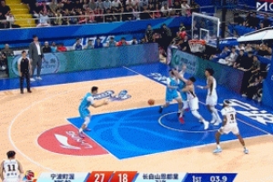 赚到!栾利程罚球不中 但自己拼下前场篮板压哨补篮打成1+2