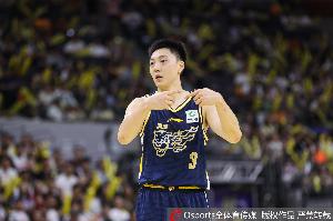 不准失误还多!胡明轩半场3投0中仅得3分1助2断另4失误 正负值-21