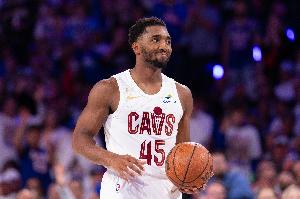连续绝平三分失手!米切尔19中7拿22分 三分9中1